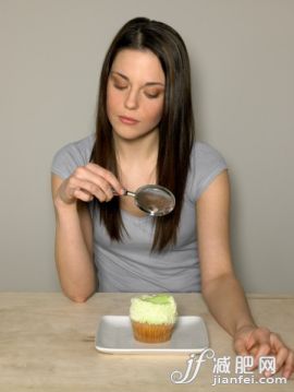 桌子,T恤,甜食,饮食,影棚拍摄_75402564_Young woman looking at cake with magnifying glass_创意图片_Getty Images China 桌子,T恤,甜食,饮食,影棚拍摄_75402564_Young woman looking at cake with magnifying glass_创意图片_Getty Images China