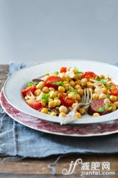 鹰嘴豆,食品,饮食,室内,豆科植物_gic11114463_Chickpea salad with tomatoes and sausage_创意图片_Getty Images China 鹰嘴豆,食品,饮食,室内,豆科植物_gic11114463_Chickpea salad with tomatoes and sausage_创意图片_Getty Images China