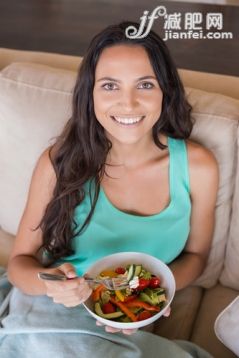 20到24岁,白人,室内,白昼,美女_gic12763371_Pretty brunette eating salad on couch at home in the living room_创意图片_Getty Images China 20到24岁,白人,室内,白昼,美女_gic12763371_Pretty brunette eating salad on couch at home in the living room_创意图片_Getty Images China