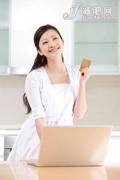 信用卡,笔记本电脑,连衣裙,家庭生活,住宅房间_gic3616381_年轻女子网上购物_创意图片_Getty Images China 信用卡,笔记本电脑,连衣裙,家庭生活,住宅房间_gic3616381_年轻女子网上购物_创意图片_Getty Images China