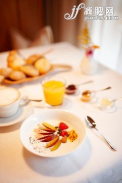 饮食,建筑结构,饮料,桌子,度假_508487721_Breakfast with muesli, cereals and orange juice, S. Cassiano, Alta Badia, Italy_创意图片_Getty Images China 饮食,建筑结构,饮料,桌子,度假_508487721_Breakfast with muesli, cereals and orange juice, S. Cassiano, Alta Badia, Italy_创意图片_Getty Images China