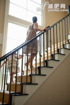 人,室内,35岁到39岁,赤脚,步行_104308042_Mom and daughter walking up stairs_创意图片_Getty Images China 人,室内,35岁到39岁,赤脚,步行_104308042_Mom and daughter walking up stairs_创意图片_Getty Images China