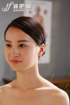 病人,针,医疗器械,中医,针灸_c72f32608_中医针灸_创意图片_Getty Images China 病人,针,医疗器械,中医,针灸_c72f32608_中医针灸_创意图片_Getty Images China
