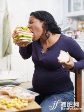 点心派,厨房,人,巨大的,休闲装_88586547_Pregnant woman eating large sandwich_创意图片_Getty Images China 点心派,厨房,人,巨大的,休闲装_88586547_Pregnant woman eating large sandwich_创意图片_Getty Images China
