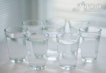 干净,桌子,室内,透明,并排_200549653-001_Eight glasses of water side by side_创意图片_Getty Images China 干净,桌子,室内,透明,并排_200549653-001_Eight glasses of water side by side_创意图片_Getty Images China
