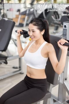 健身房,健康,健康的,训练,运动_2b9efeeff_年轻女孩在健身馆健身_创意图片_Getty Images China 健身房,健康,健康的,训练,运动_2b9efeeff_年轻女孩在健身馆健身_创意图片_Getty Images China