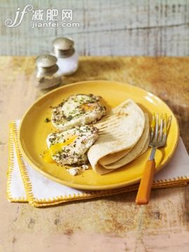 食品,桌子,室内,叉,鸡蛋_562483539_Beid bi tom, Middle Eastern fried eggs sprinkled with mint, served with flatbread_创意图片_Getty Images China 食品,桌子,室内,叉,鸡蛋_562483539_Beid bi tom, Middle Eastern fried eggs sprinkled with mint, served with flatbread_创意图片_Getty Images China