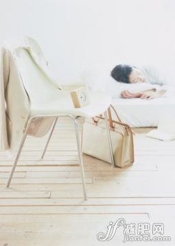 节日,白色,人,衣服,饮食_122607041_Alarm clock and business bag_创意图片_Getty Images China 节日,白色,人,衣服,饮食_122607041_Alarm clock and business bag_创意图片_Getty Images China