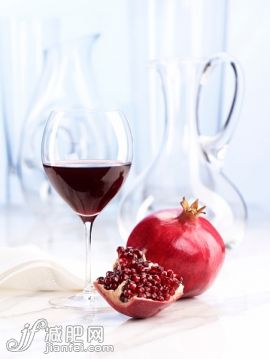 含酒精饮料,影棚拍摄,白昼,摄影,桌子_518348839_Pomegranate Wine_创意图片_Getty Images China