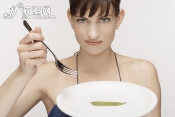 摄影,彩色背景,饮食,吃,瘦身_gic7231910_Mid adult woman eating single mangetout_创意图片_Getty Images China 摄影,彩色背景,饮食,吃,瘦身_gic7231910_Mid adult woman eating single mangetout_创意图片_Getty Images China