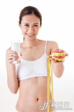 人,饮食,饮料,影棚拍摄,室内_558964813_Young woman holding a glass of milk and apple with smile,_创意图片_Getty Images China 人,饮食,饮料,影棚拍摄,室内_558964813_Young woman holding a glass of milk and apple with smile,_创意图片_Getty Images China