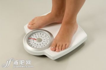 测量,人,生活方式,影棚拍摄,腰部以下_117192255_Female feet on scales_创意图片_Getty Images China 测量,人,生活方式,影棚拍摄,腰部以下_117192255_Female feet on scales_创意图片_Getty Images China