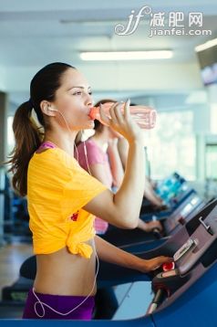人,活动,饮料,生活方式,技术_478812638_Young Woman on treadmill drinking water._创意图片_Getty Images China 人,活动,饮料,生活方式,技术_478812638_Young Woman on treadmill drinking water._创意图片_Getty Images China