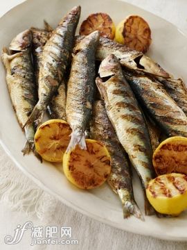 海产,盘子,鱼类,格子烤肉,摄影_563737217_Grilled Sardines and Lemon_创意图片_Getty Images China 海产,盘子,鱼类,格子烤肉,摄影_563737217_Grilled Sardines and Lemon_创意图片_Getty Images China