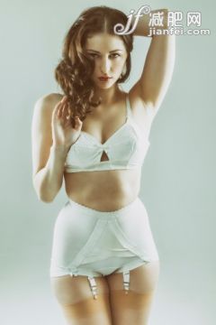白色,人,半装,内衣,影棚拍摄_504605565_Attractive Young Woman Wearing Vintage Underwear_创意图片_Getty Images China 白色,人,半装,内衣,影棚拍摄_504605565_Attractive Young Woman Wearing Vintage Underwear_创意图片_Getty Images China