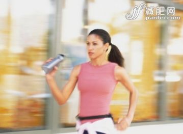 锻炼,竞走,健康保健,运动,慢跑_71667301_Woman in pink a vest speed-walking in the street with a silver water bottle in her hand, blurred motion._创意图片_Getty Images China