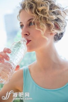 喝,水,健康生活方式,摄影,人_503879111_Young woman drinking water_创意图片_Getty Images China 喝,水,健康生活方式,摄影,人_503879111_Young woman drinking water_创意图片_Getty Images China
