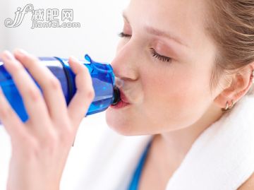 喝,水,健康生活方式,口渴的,摄影_514872305_woman moisturizing after gymnastics_创意图片_Getty Images China 喝,水,健康生活方式,口渴的,摄影_514872305_woman moisturizing after gymnastics_创意图片_Getty Images China