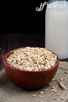 饮食,碗,早餐,谷类,泥土_553989935_Organic rolled oats in bowl_创意图片_Getty Images China 饮食,碗,早餐,谷类,泥土_553989935_Organic rolled oats in bowl_创意图片_Getty Images China
