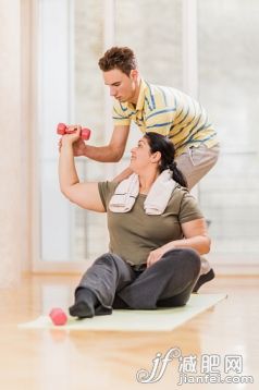 人,生活方式,室内,砝码,白人_475445740_Personal trainer assisting woman with weightlifting._创意图片_Getty Images China 人,生活方式,室内,砝码,白人_475445740_Personal trainer assisting woman with weightlifting._创意图片_Getty Images China