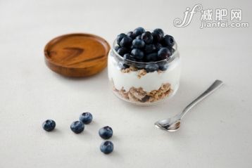 组物体,室内,影棚拍摄,概念,食品_gic11130151_a glass jar of yogurt with blueberries on the top_创意图片_Getty Images China