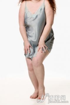 摄影,白色,白色背景,害羞,室内_200402973-001_Young woman wearing slip, low section_创意图片_Getty Images China 摄影,白色,白色背景,害羞,室内_200402973-001_Young woman wearing slip, low section_创意图片_Getty Images China