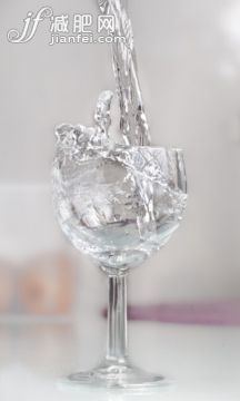 水滴,光,飞溅,水,杯_gic13707067_Water_创意图片_Getty Images China 水滴,光,飞溅,水,杯_gic13707067_Water_创意图片_Getty Images China