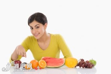 橙色,人,饮食,休闲装,食品_140667219_Portrait of a woman with a row of assorted fresh fruits_创意图片_Getty Images China 橙色,人,饮食,休闲装,食品_140667219_Portrait of a woman with a row of assorted fresh fruits_创意图片_Getty Images China