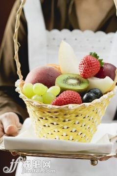 围裙,篮子,水果,拿着,酒店_gic7291973_Waitress serving a basket of fruit_创意图片_Getty Images China 围裙,篮子,水果,拿着,酒店_gic7291973_Waitress serving a basket of fruit_创意图片_Getty Images China