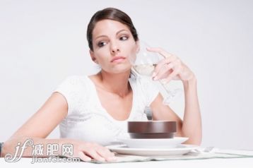 白色,人,饮食,休闲装,饮料_140664874_Woman drinking white wine and day dreaming_创意图片_Getty Images China