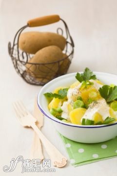 饮食,影棚拍摄,餐巾,餐刀,叉_160923509_Potato salad garnished with spring onions, parsley and mayonnaise, close up_创意图片_Getty Images China 饮食,影棚拍摄,餐巾,餐刀,叉_160923509_Potato salad garnished with spring onions, parsley and mayonnaise, close up_创意图片_Getty Images China