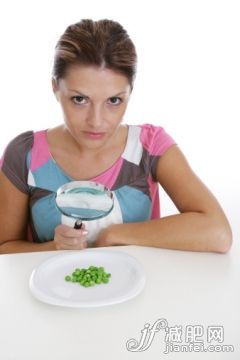 人,饮食,生活方式,影棚拍摄,室内_140513424_Woman observing peas on a plate through magnifying glass, Styria, Austria_创意图片_Getty Images China 人,饮食,生活方式,影棚拍摄,室内_140513424_Woman observing peas on a plate through magnifying glass, Styria, Austria_创意图片_Getty Images China