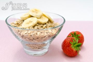 影棚拍摄,桌布,碗,早餐,草莓_150793343_Rolled oats in glass bowl with fruit_创意图片_Getty Images China 影棚拍摄,桌布,碗,早餐,草莓_150793343_Rolled oats in glass bowl with fruit_创意图片_Getty Images China