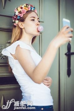 人,从容态度,城市,沟通,电话机_473499486_Young girl with flower headbands_创意图片_Getty Images China 人,从容态度,城市,沟通,电话机_473499486_Young girl with flower headbands_创意图片_Getty Images China