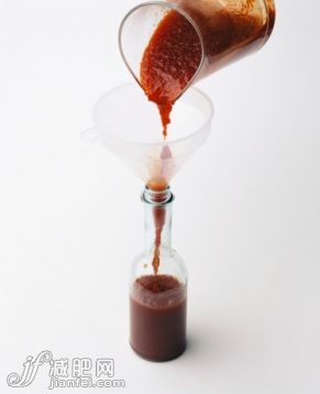 漏斗,饮食,瓶子,影棚拍摄,倒_145063804_Pouring red chilli pepper ketchup through funnel into glass bottle_创意图片_Getty Images China 漏斗,饮食,瓶子,影棚拍摄,倒_145063804_Pouring red chilli pepper ketchup through funnel into glass bottle_创意图片_Getty Images China