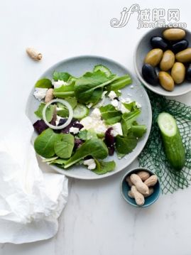 食品,餐具,室内,餐巾,盘子_486462203_Still life of salad plate with bowl of olives and peanuts_创意图片_Getty Images China 食品,餐具,室内,餐巾,盘子_486462203_Still life of salad plate with bowl of olives and peanuts_创意图片_Getty Images China