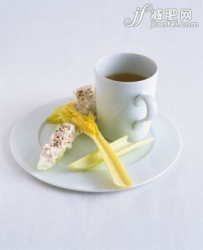 饮食,海产,影棚拍摄,盘子,杯_138705332_Mug of clear soup served with tuna dip on celery stick_创意图片_Getty Images China 饮食,海产,影棚拍摄,盘子,杯_138705332_Mug of clear soup served with tuna dip on celery stick_创意图片_Getty Images China