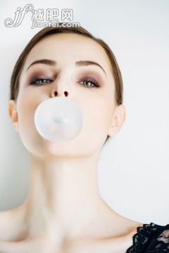 人,从容态度,闪亮的,影棚拍摄,室内_528463285_Beautiful girl chewing gum_创意图片_Getty Images China 人,从容态度,闪亮的,影棚拍摄,室内_528463285_Beautiful girl chewing gum_创意图片_Getty Images China