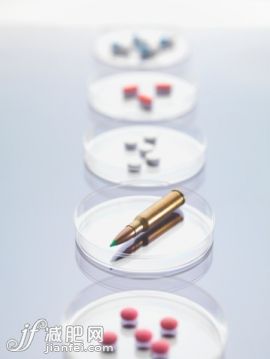 药,皮氏培养皿,工业,研究,科学_158652261_Bullet and pills in petri dishes in lab_创意图片_Getty Images China 药,皮氏培养皿,工业,研究,科学_158652261_Bullet and pills in petri dishes in lab_创意图片_Getty Images China