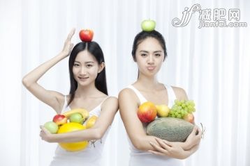 长发,黑发,美女,微笑,白领_b58a5b88a_两个抱着水果的亚洲青年女性_创意图片_Getty Images China 长发,黑发,美女,微笑,白领_b58a5b88a_两个抱着水果的亚洲青年女性_创意图片_Getty Images China