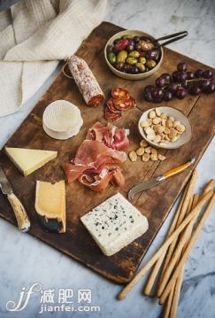 肉,奶酪,开胃品,摄影,萨鲁美尔利亚_557693019_charcuterie board with meats and cheese_创意图片_Getty Images China 肉,奶酪,开胃品,摄影,萨鲁美尔利亚_557693019_charcuterie board with meats and cheese_创意图片_Getty Images China