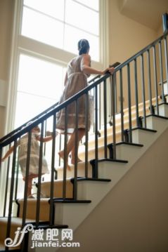 人,室内,35岁到39岁,赤脚,步行_104308042_Mom and daughter walking up stairs_创意图片_Getty Images China 人,室内,35岁到39岁,赤脚,步行_104308042_Mom and daughter walking up stairs_创意图片_Getty Images China