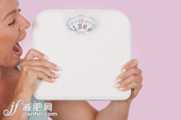 仪表盘,人,生活方式,运动,测量工具_126157403_Close-up of a woman holding a bathroom scale and looking excited_创意图片_Getty Images China 仪表盘,人,生活方式,运动,测量工具_126157403_Close-up of a woman holding a bathroom scale and looking excited_创意图片_Getty Images China