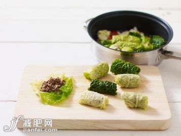食品,影棚拍摄,炖锅,做,烹调_562483541_Warak malfouf, cabbage leaves stuffed with minced beef_创意图片_Getty Images China