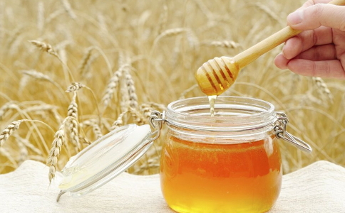 喝蜂蜜水可以减肥吗 蜂蜜水怎么喝可以减肥呢 喝蜂蜜水要注意哪些事项