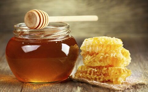 喝蜂蜜水可以减肥吗 蜂蜜水怎么喝可以减肥呢 喝蜂蜜水要注意哪些事项
