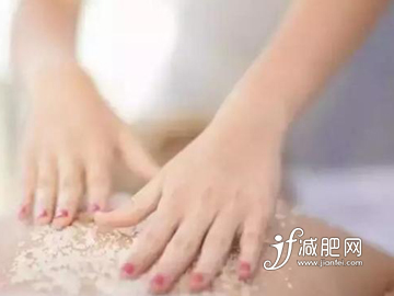 怎么简单有效瘦肚子 粗盐按摩