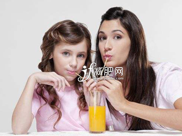 想要练出性感马甲线 早上空腹喝果汁
