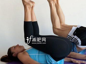 怎么练出平坦小腹 屈膝举腿式