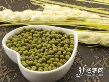 瘦肚子吃什么食物 煮绿豆试试加入这两样.jpg